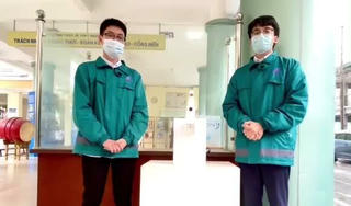 Học sinh trường Nguyễn Tất Thành đi học trở lại với robot rửa tay do bạn học tự chế