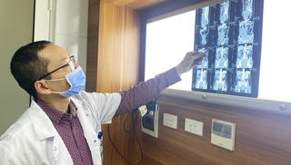 Người phụ nữ mang khối u 10kg nhưng lại tưởng bụng béo