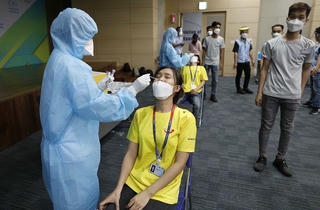 Phó thủ tướng Vũ Đức Đam: TP HCM cần áp dụng mô hình robot tự động gọi điện hỏi thăm sức khỏe người dân