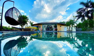 Vợ chồng Hà Nội về ngoại ô xây nhà mái lá, có đủ bể bơi xanh mát