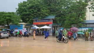Thí sinh Hà Nội đội mưa tầm tã đi thi vào lớp 10