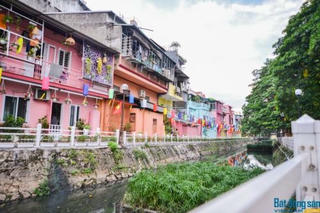 Hà Nội: Con mương ô nhiễm “lột xác“ với tranh bích họa và hàng trăm chiếc đèn lồng