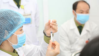 Tận dụng mọi nguồn lực để có được vaccine