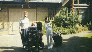 Con nuôi nhà vật lý nổi tiếng Stephen Hawking: Lời cha luôn sống mãi trong tim con