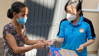Chiếc cầu bắc qua dòng nước xiết 