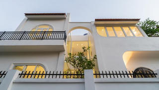 Ngôi nhà ngập tràn ánh sáng tự nhiên từ những ô cửa kính