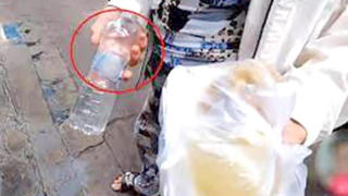 Nhận miếng cơm, manh áo trong tiếng thở dài, xót xa 