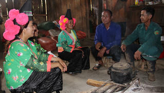 Những cánh chim đầu đàn giữ bản làng yên vui