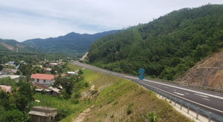 Thừa Thiên - Huế: 21 hộ dân “mắc kẹt” giữa hai tuyến đường