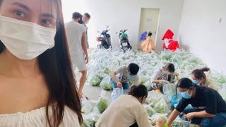 “Xin em ngồi yên đấy…”