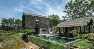 Không có điều hòa, nhà bên hồ ở Đà Nẵng vẫn mát mẻ nhờ lớp vỏ bằng tre