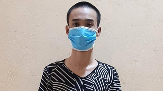 Bị yêu cầu đeo khẩu trang và đi về, nam thanh niên đấm cảnh sát