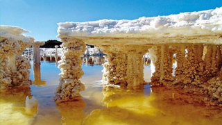 Hồ muối lớn thứ hai thế giới trị giá hơn 1.850 tỷ USD, được binh lính canh gác nghiêm ngặt