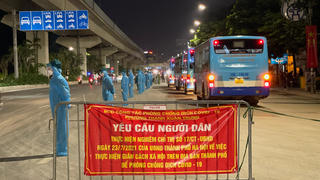 Chuyến xe đầu tiên đã di chuyển đưa người dân ở "ổ dịch" Thanh Xuân Trung đi cách ly để ngừa lây nhiễm