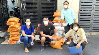 Nghệ sĩ chung tay giúp nhân viên hậu đài vượt khó 