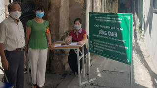 Người cao tuổi “xung trận” chống dịch