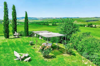 Ngắm trang trại nằm giữa cánh đồng lúa