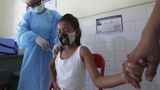Câu chuyện tiêm vaccine để học sinh trở lại trường 