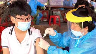 Tiêm vaccine COVID-19 cho trẻ dưới 18 tuổi: Nỗi lo đã lắng dịu