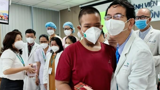 Những hành trình chiến thắng COVID-19 đầy ngoạn mục 