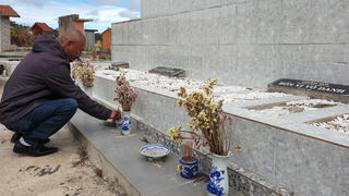 Những ngôi mộ vô danh trong nghĩa trang Du Sinh