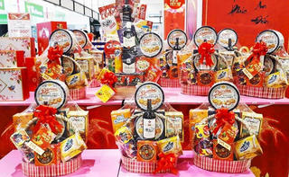 “Chóng mặt” với thị trường giỏ quà Tết