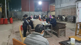 Bé gái nghi bị bạo hành với 9 chiếc đinh cắm vào đầu: 3 tháng nhiều lần suýt mất mạng