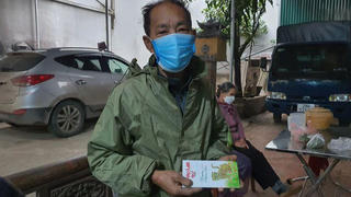 Báo Pháp luật Việt Nam trao quà hỗ trợ cháu bé 3 tuổi ở Hà Nội nghi bị người tình của mẹ đóng đinh vào đầu