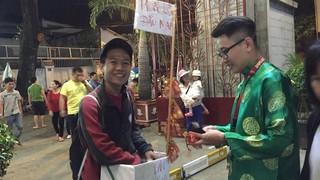 Đầu năm mua muối