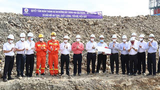 Công trường điện rộn rã những ngày Xuân