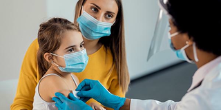 Chuyên gia lý giải về sự cần thiết tiêm vaccine COVID-19 cho trẻ em 