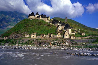 Vẻ ma mị của ngôi làng được mệnh danh 'thành phố của người chết, đi dễ khó về'