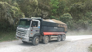 Điện Biên: Xe chở đá quá tải “lộng hành” QL279