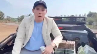 Nhân viên môi giới bất động sản gây phản cảm với hình ảnh thả cọc tiền 'cho đất ăn'