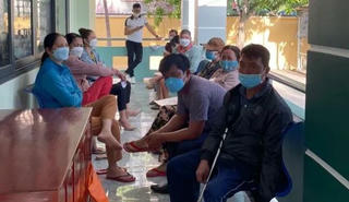 Họp khẩn liên quan việc người dân chen lấn đi làm giấy tờ đất từ 4 giờ sáng