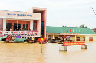 Người dân Hà Tĩnh an toàn trong ngôi nhà văn hóa cộng đồng tránh trú bão, lũ