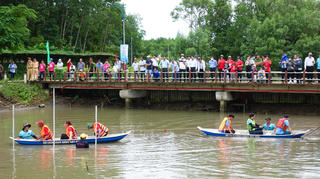 Kéo co độc lạ trên xuồng ba lá 