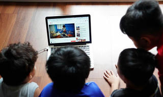 “Nghiện” mạng xã hội: Con cái sẽ nhìn vào cha mẹ 