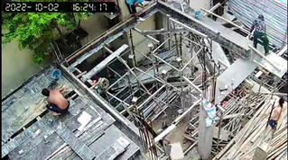 Công trình gây hàng chục vết nứt nhà hàng xóm tại Hà Nội: Yêu cầu dừng thi công đến khi bồi thường xong thiệt hại 