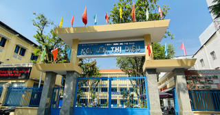 Giáo viên nước ngoài bị sa thải vì bảo vệ học sinh - nhà trường thông tin chính thức