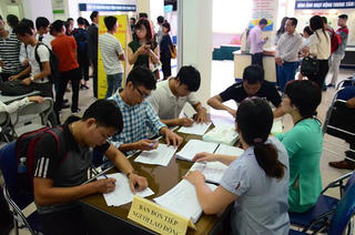 Người trẻ tích cực tìm việc làm thêm dịp Tết