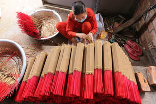 Làng hương cổ tất bật vào vụ Tết