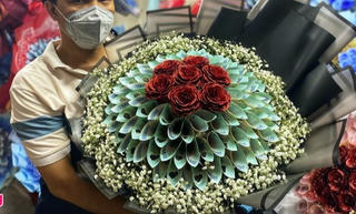 Tặng “hoa” bằng tiền thật có vi phạm pháp luật? 