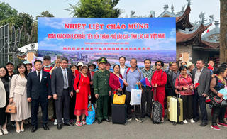 Đón đoàn khách du lịch đầu tiên nhập cảnh vào Việt Nam qua cửa khẩu Quốc tế Lào Cai sau COVID-19