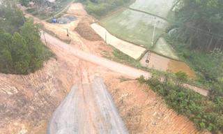 Tiếp vụ nhà thầu khai thác “chui” 2 triệu m3 đất: Dừng thi công dự án, yêu cầu DN sửa sai 