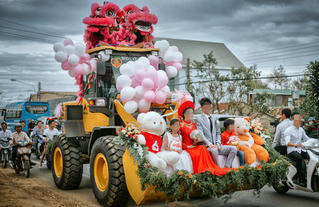 Phạm luật vì rước dâu bằng xe “lạ”