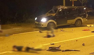 Ô tô mất lái đâm vào dải phân cách, 3 người đàn ông văng khỏi xe, 1 người tử vong