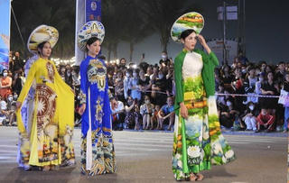 Đêm hội Carnaval Hạ Long rực rỡ sắc màu bên bờ di sản thiên nhiên thế giới