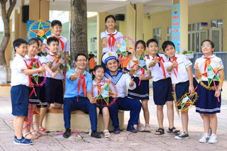 Câu chuyện bên trái bàng vuông mới nảy mầm cùng thầy giáo làm công tác Đội 