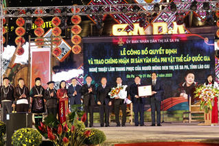 Sa Pa đón nhận Bằng Di sản văn hóa phi vật thể quốc gia về “Nghệ thuật làm trang phục của người Mông đen"